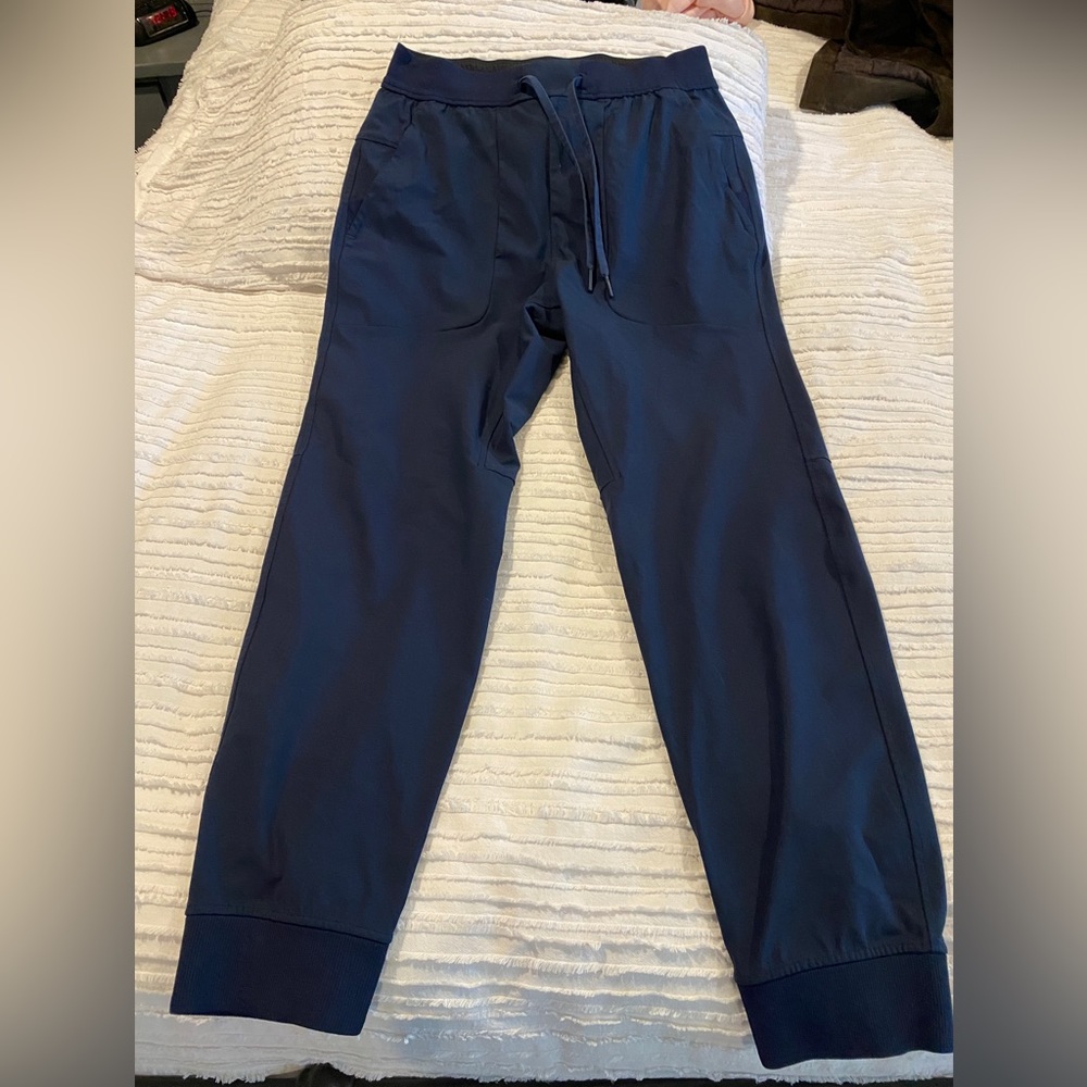 Men’s Lululemon navy jogger.